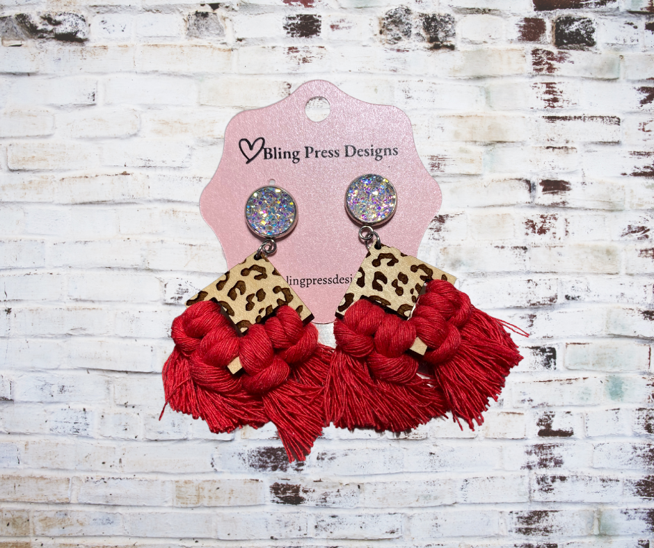 Handcrafted macrame dangle earrings featuring intricate knotting with a sparkly druzy stud at the top. The textured design offers a boho-chic look, while the druzy stone adds a touch of shimmer and elegance. Perfect for adding style and sparkle to any outfit.